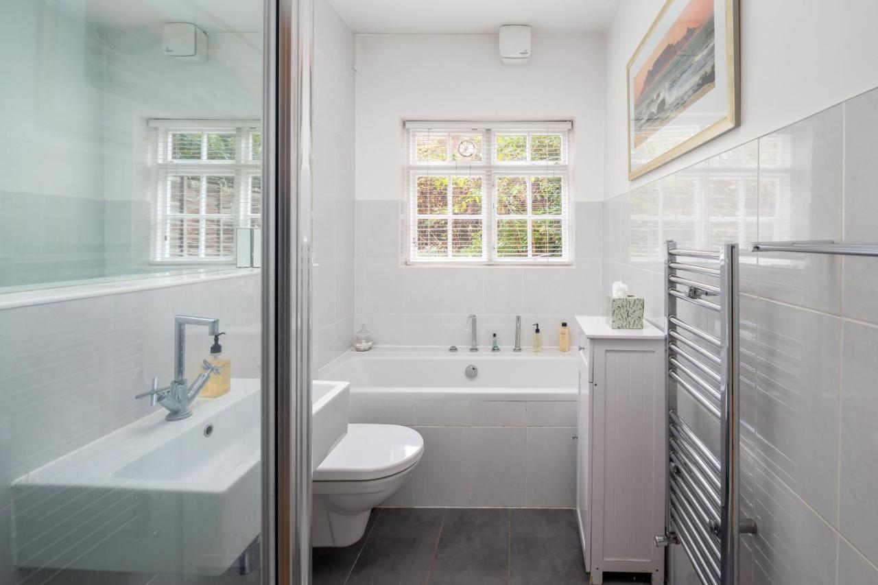 Charming 2Br Flat With Patio In Hammersmith 런던 외부 사진